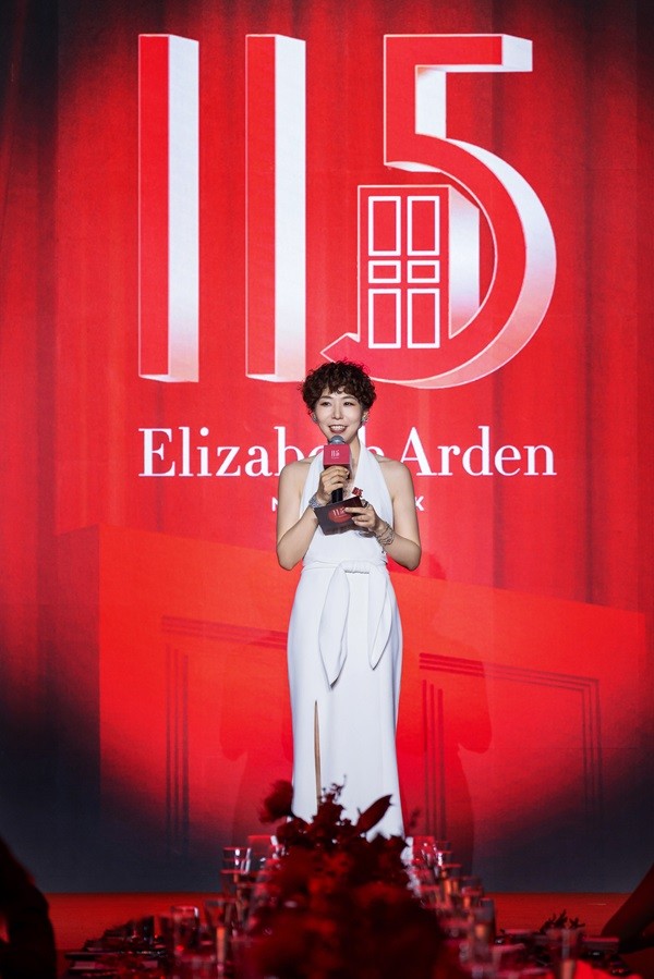 1757316694276922.jpg 04伊丽莎白雅顿品牌中国总经理tina li上台致辞.jpg